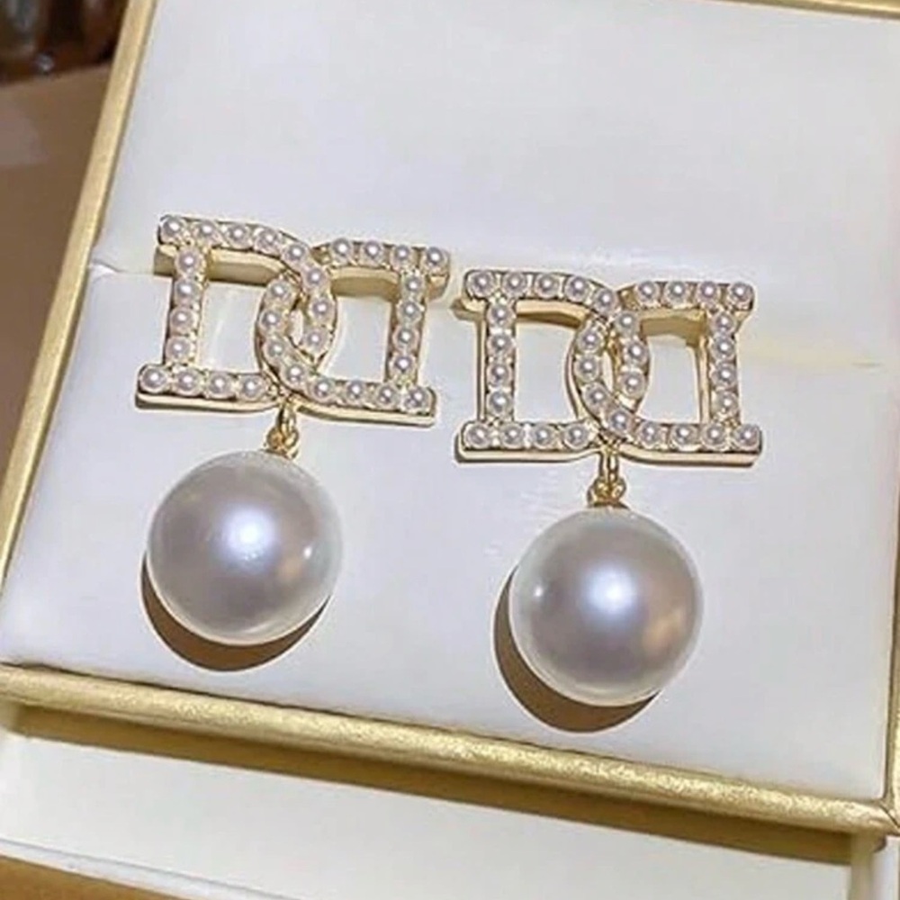 NWT Elegant Gold and Pearl Drop Exaggerated Letter Earrings